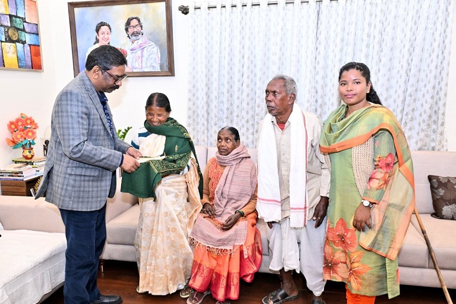 मुख्यमंत्री हेमंत सोरेन ने ट्रिपल आईटी रांची की पीएचडी छात्रा सविता कच्छप को किया सम्मानित