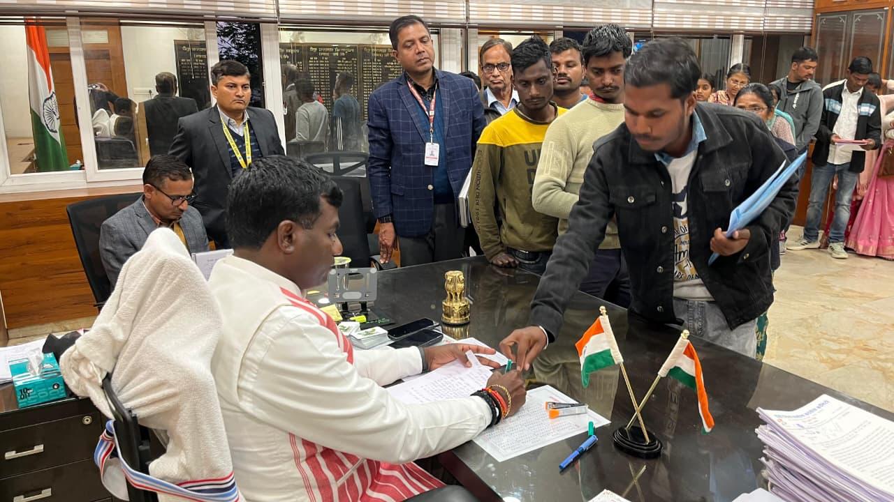 उपायुक्त श्री मंजूनाथ भजन्त्री ने जनता दरबार में सुनी सैकड़ों लोगों की समस्याएं, कई मामलों में त्वरित कार्रवाई के निर्देश