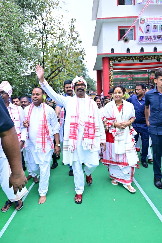 सिरमटोली सरना स्थल में मुख्यमंत्री हेमंत सोरेन ने की सरहुल पूजा, राज्यवासियों की सुख-समृद्धि की कामना