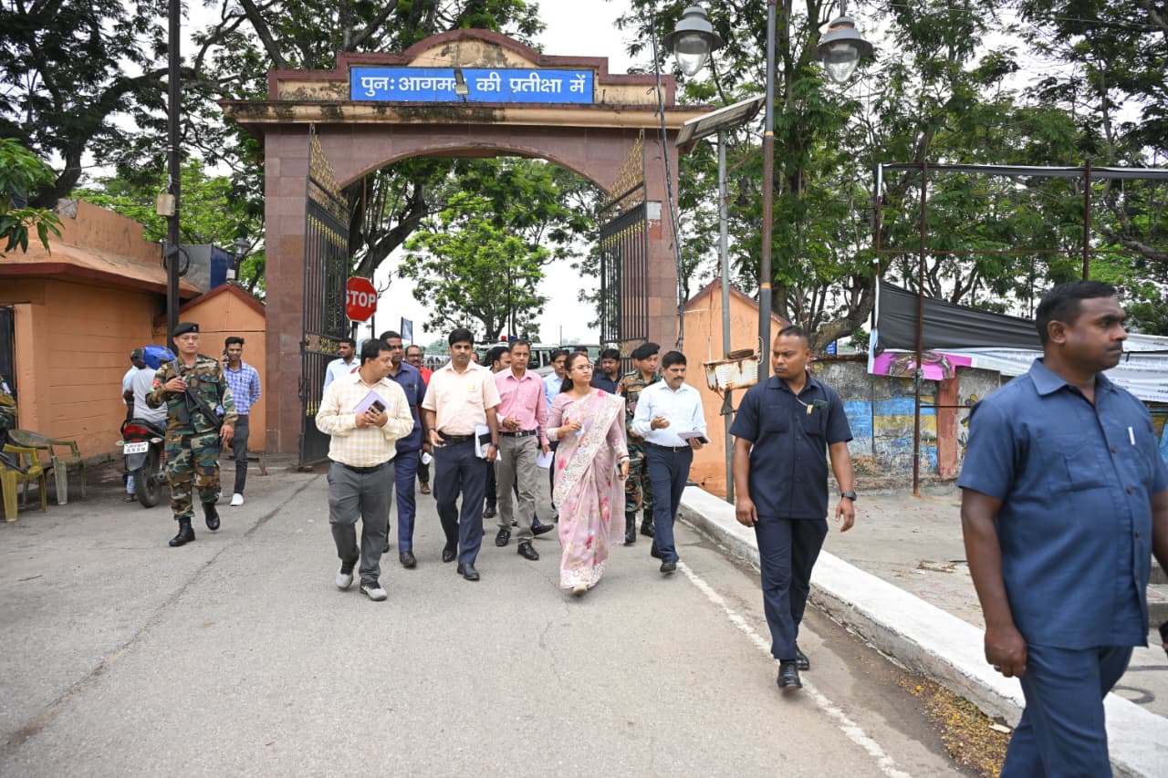 धुर्वा के शालिमार बाजार में फिश मार्केट का औचक निरीक्षण, मंत्री शिल्पी नेहा तिर्की ने 10 दिन में सुधार के दिए निर्देश