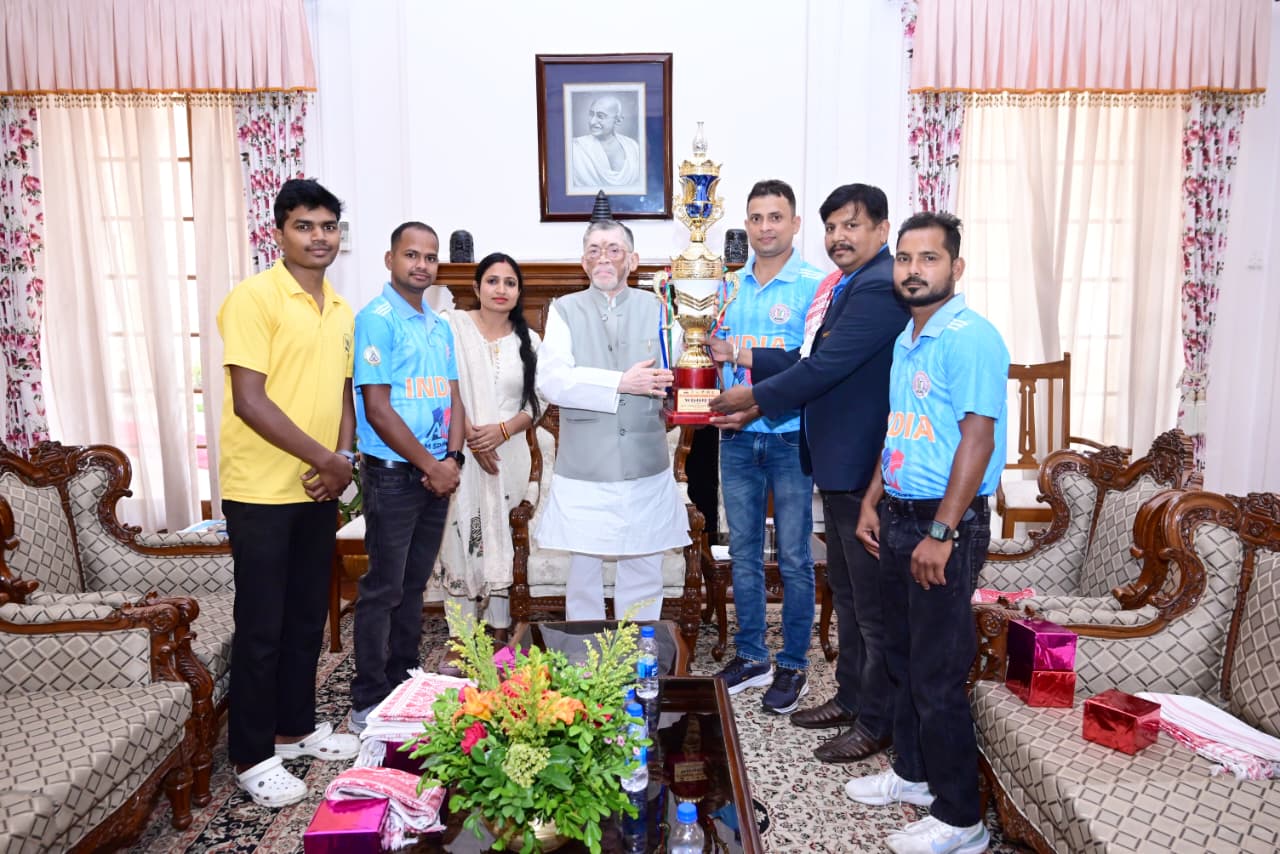 राज्यपाल से मिला झारखण्ड बधिर क्रिकेट संघ का शिष्टमंडल, नेपाल डीफ क्रिकेट टूर सीरीज जीतने पर खिलाड़ियों को दी बधाई