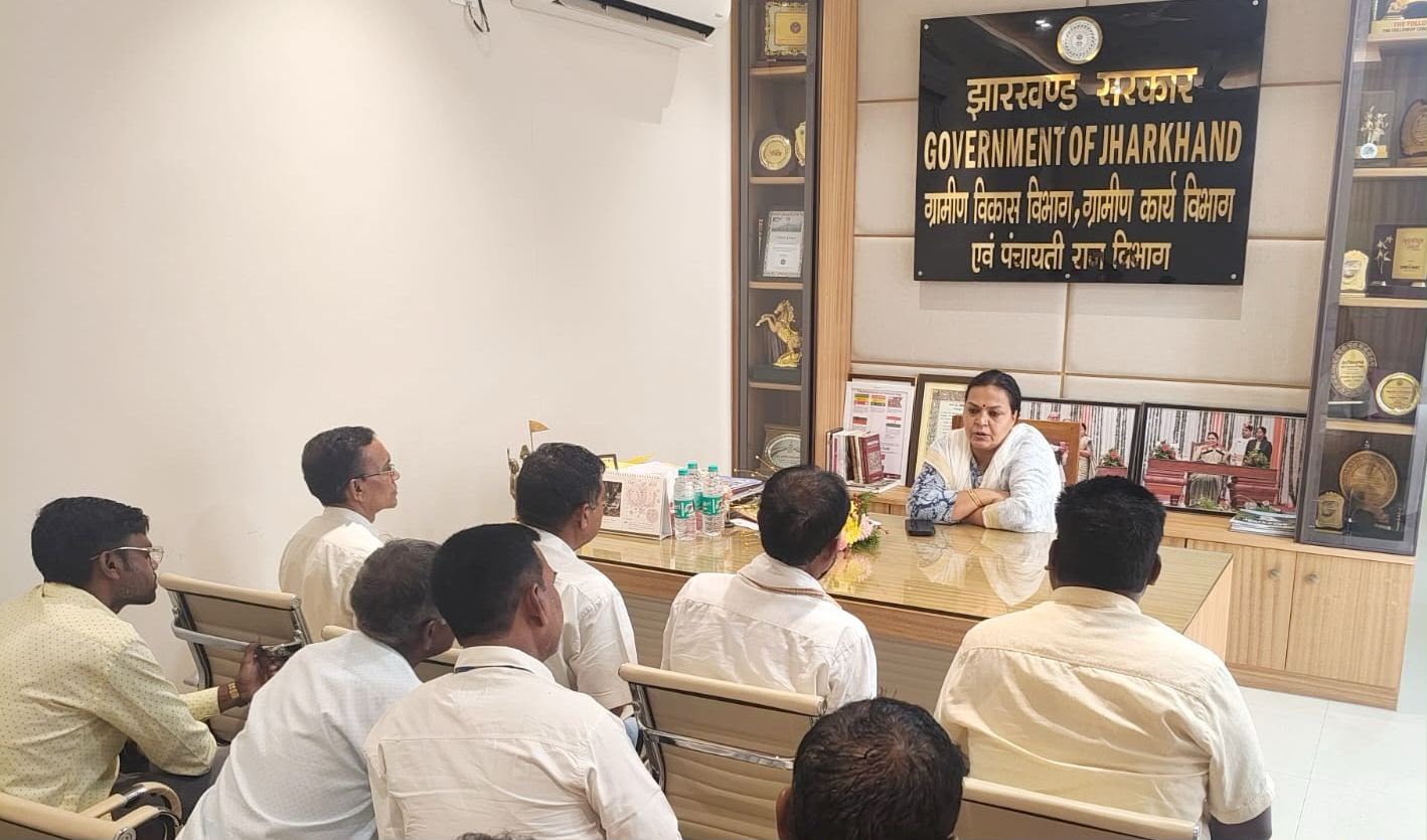 ग्रामीण विकास एवं पंचायती राज मंत्री दीपिका पांडेय सिंह से ग्राम प्रधान महासभा के प्रतिनिधिमंडल ने शिष्टाचार मुलाकात की