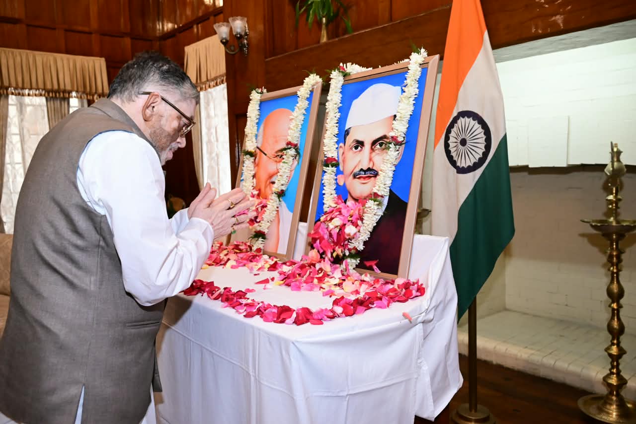 झारखंड के राज्यपाल संतोष गंगवार ने महात्मा गांधी और लाल बहादुर शास्त्री को दी श्रद्धांजलि, आदर्शों को किया याद